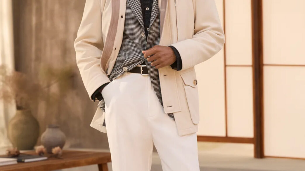 Look elegante de hombre con pantalones blancos para primavera 2026 con chaqueta safari y blazer de pata de gallo