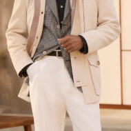 Cómo combinar pantalones blancos de hombre con looks elegantes esta primavera 2026 Look elegante de hombre con pantalones blancos para primavera 2026 con chaqueta safari y blazer de pata de gallo