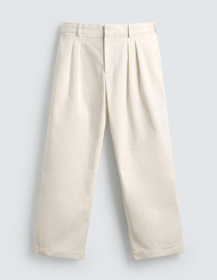 pantalones blancos con pinzas de Zara