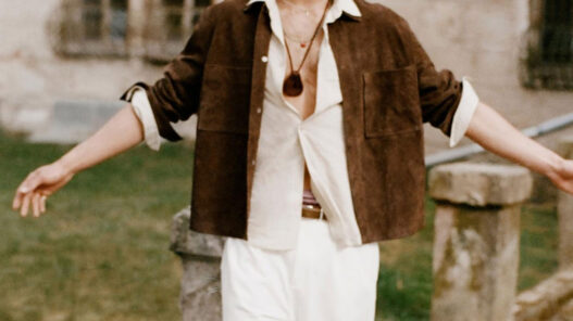 Pantalón blanco para hombre wide fit con pliegues de Zara primavera 2026 combinado con sobrecamisa de ante marrón y camisa blanca