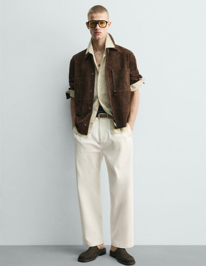 Pantalón blanco para hombre de Zara con pliegues frontales y corte wide fit combinado con camisa de rayas mantequilla y sobrecamisa de ante
