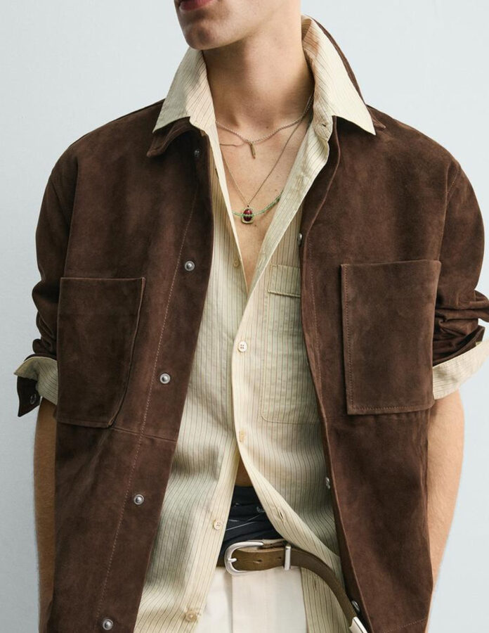 Detalle del pantalón blanco chino wide fit de Zara con camisa de rayas mantequilla, sobrecamisa de ante y cinturón de cuero