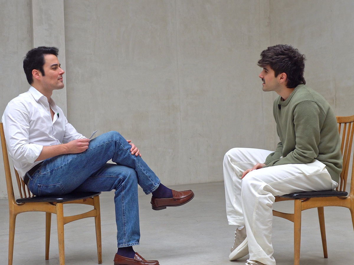 Martin Urrutia durante su entrevista para Rísbel Magazine junto al periodista Mateo Carrasco