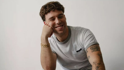 El artista español Quevedo posando en una foto de estudio