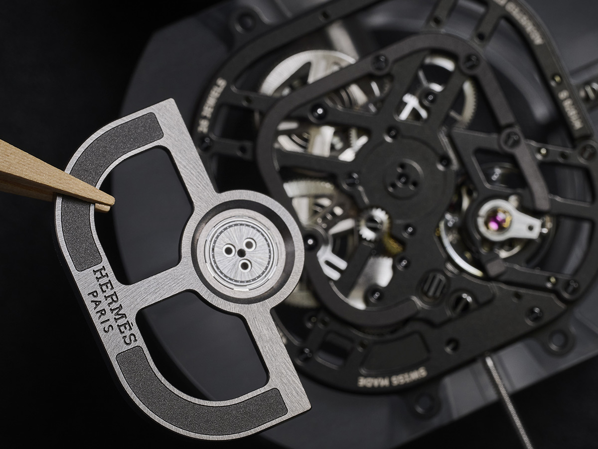 Detalle del microrrotor grabado con la firma Hermès Paris sobre el calibre esqueletizado H1978 S del Hermès H08 Squelette