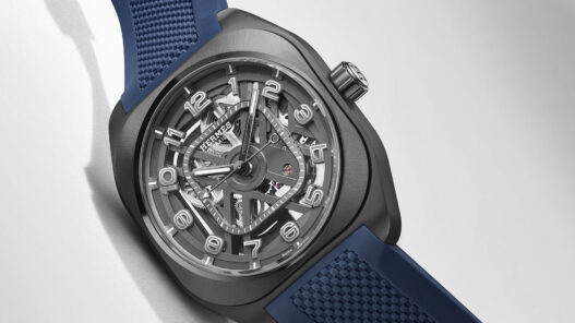 Hermès H08 Squelette 2026 con esfera esqueletizada gris, cifras arábigas en relieve y correa de caucho azul