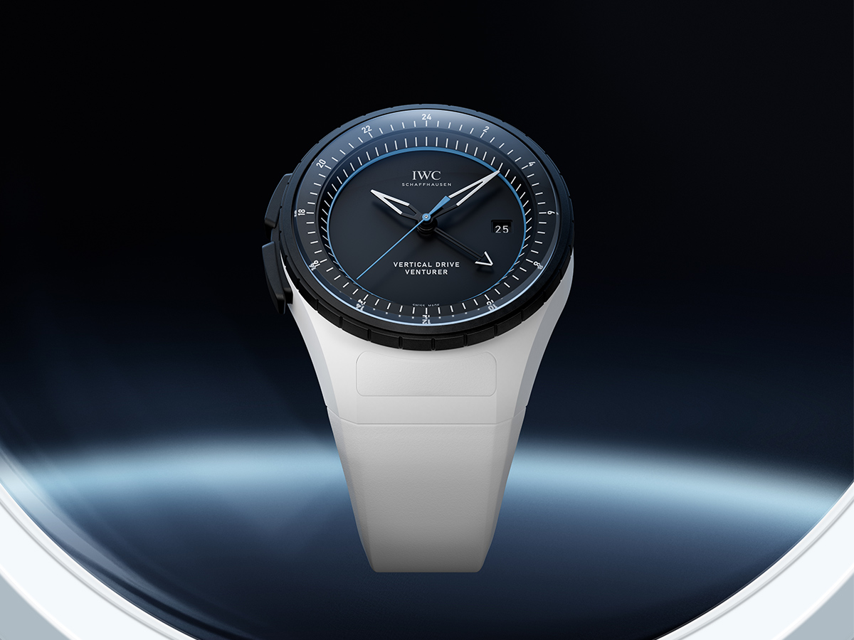 IWC Reloj de Aviador Venturer Vertical Drive sobre fondo espacial con horizonte terrestre