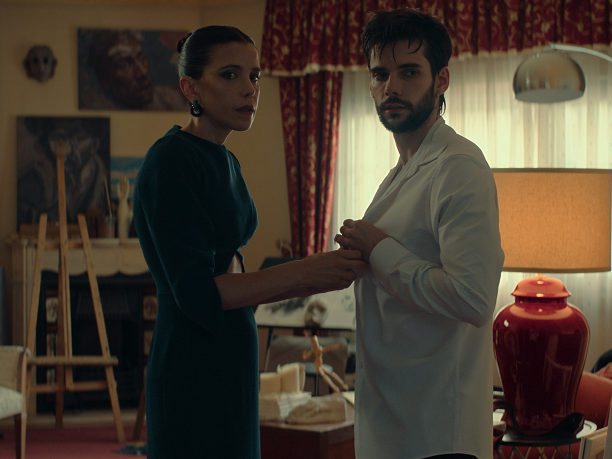Álvaro Rico junto a una mujer en una escena de tensión de la serie El Homenaje de SkyShowtime