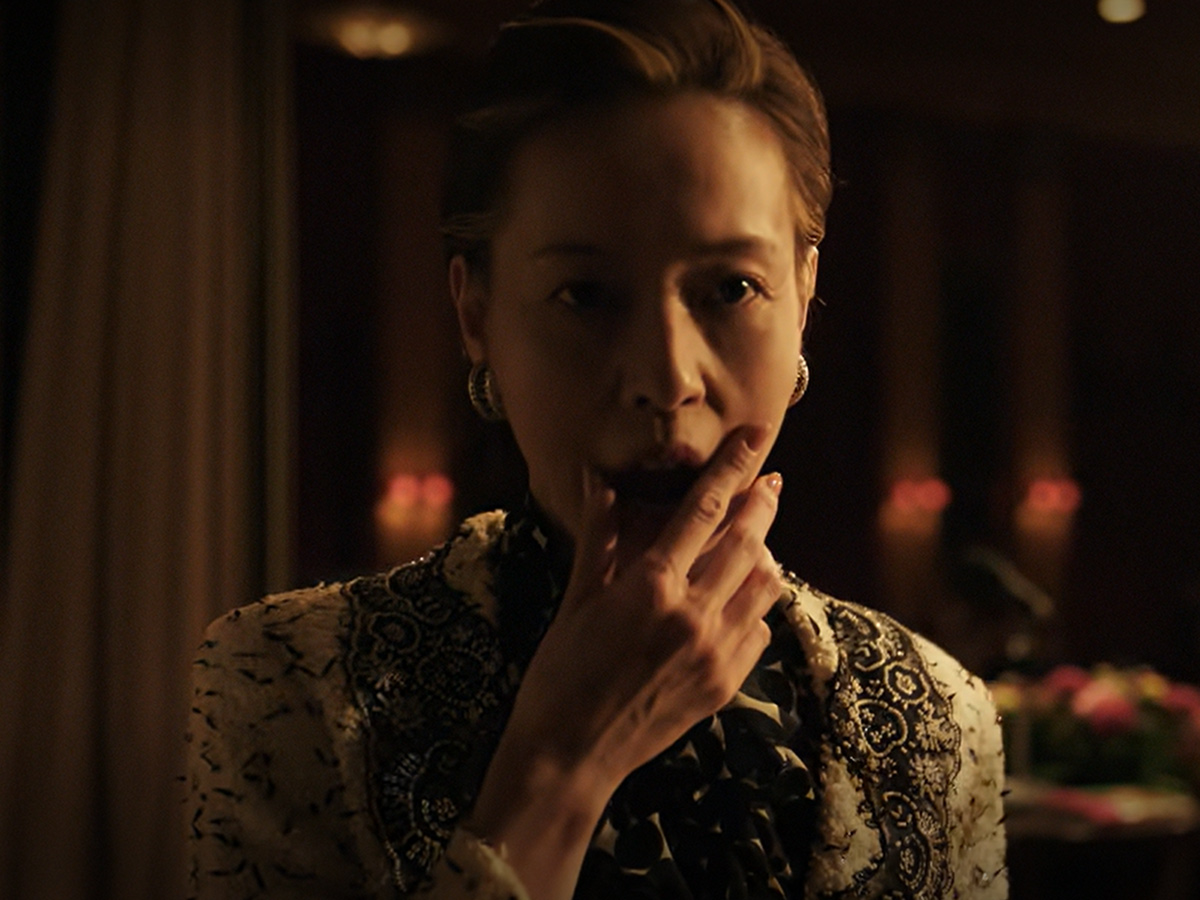 Kazuko Hosoki interpretada por Erika Toda en una escena íntima de la miniserie de Netflix