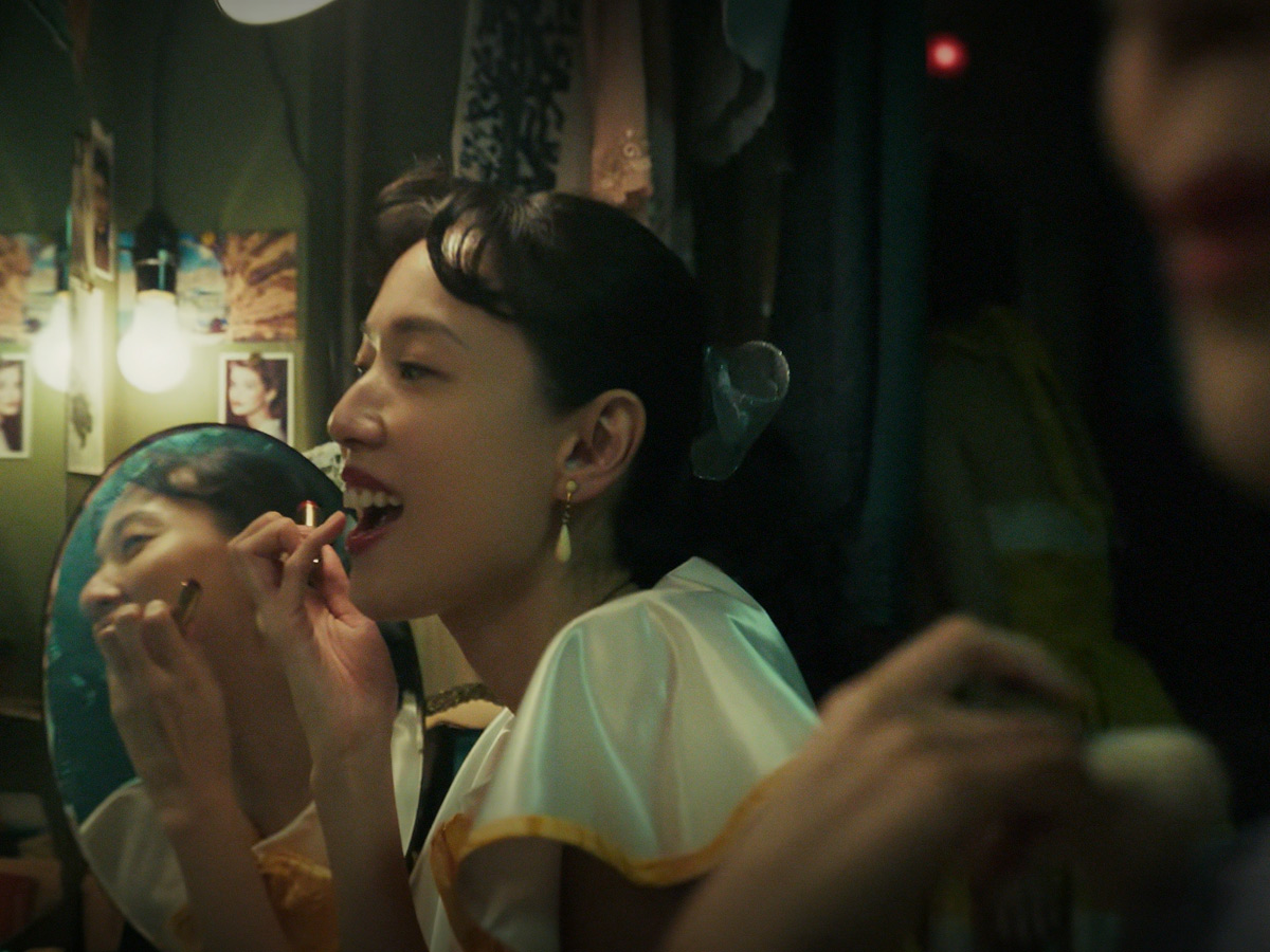 Escena de la juventud de Kazuko Hosoki maquillándose en un camerino en la serie Te irás al infierno