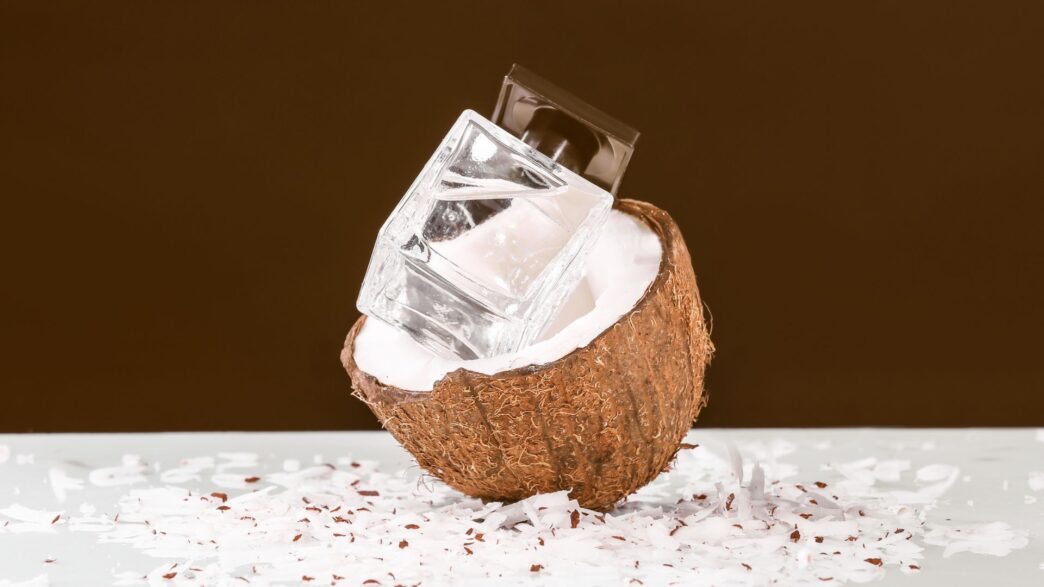frasco de perfume dentro de un coco