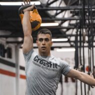 Adrián Sandoya, entrenador: "Olvídate de estar 2 horas en el gimnasio. Con estas rutinas cambiarás realmente tu cuerpo en 30 minutos" Adrián Sandoya, entrenador personal, sostiene una kettlebell sobre la cabeza durante un entrenamiento de alta intensidad en el gimnasio.