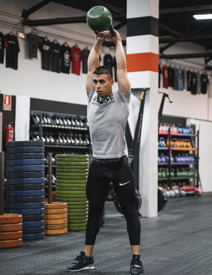 Adrián Sandoya realiza un swing americano con kettlebell, ejercicio recomendado para los bloques cardiometabólicos tipo AMRAP o EMOM.