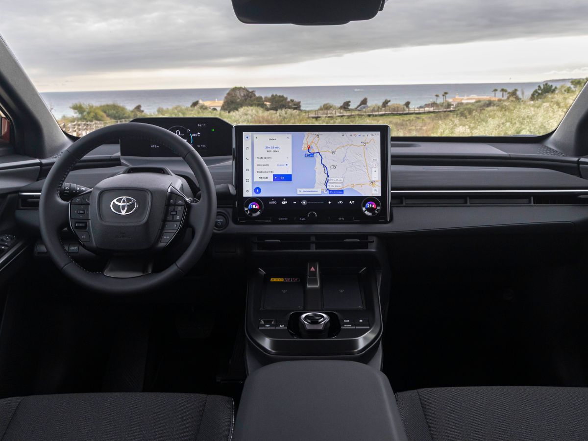 Toyota C-HR+ pantalla del conductor y volante