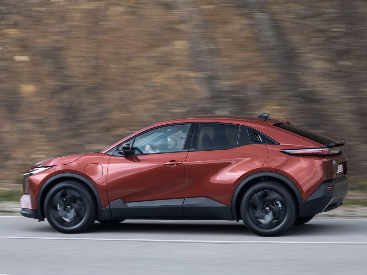 Toyota C-HR+ rojo vista Lateral