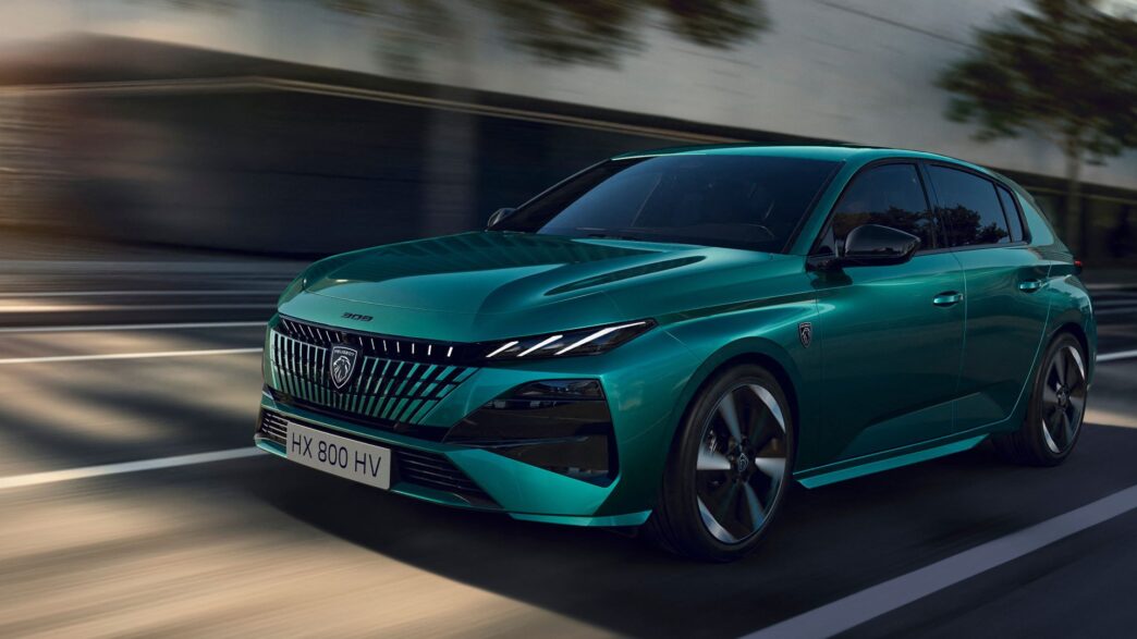 Peugeot 308 Hybrid verde circulando por ciudad