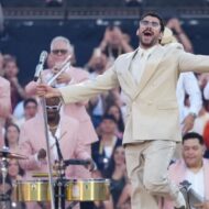 5 looks perfectos para los conciertos de Bad Bunny en Madrid que te ayudarán a sobrellevar la ola de calor (y además están en tendencia) Bad Bunny actuando durante su concierto en Barcelona mayo de 2026