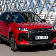 Ebro S700, el SUV híbrido fabricado en Barcelona que ofrece 279 CV y etiqueta CERO por menos de 29.000 euros Nuevo Ebro S700 HEV rojo