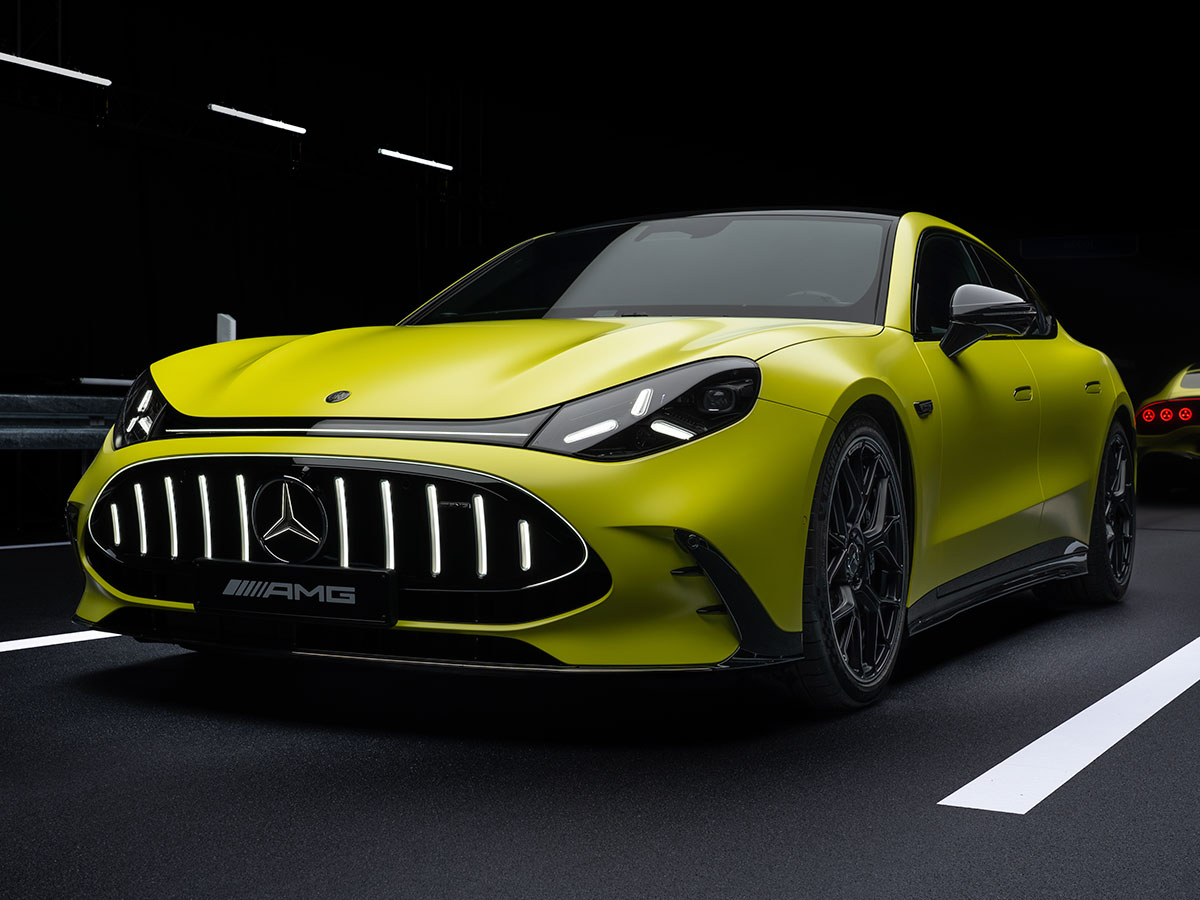 Vista frontal del Mercedes AMG GT 4 puertas verde lima 2026