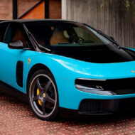 Así es el nuevo Ferrari Luce, el coche firmado por el diseñador del iPhone que tiene a los puristas en pie de guerra Ferrari Luce 2026 azul turquesa diseño Exterior
