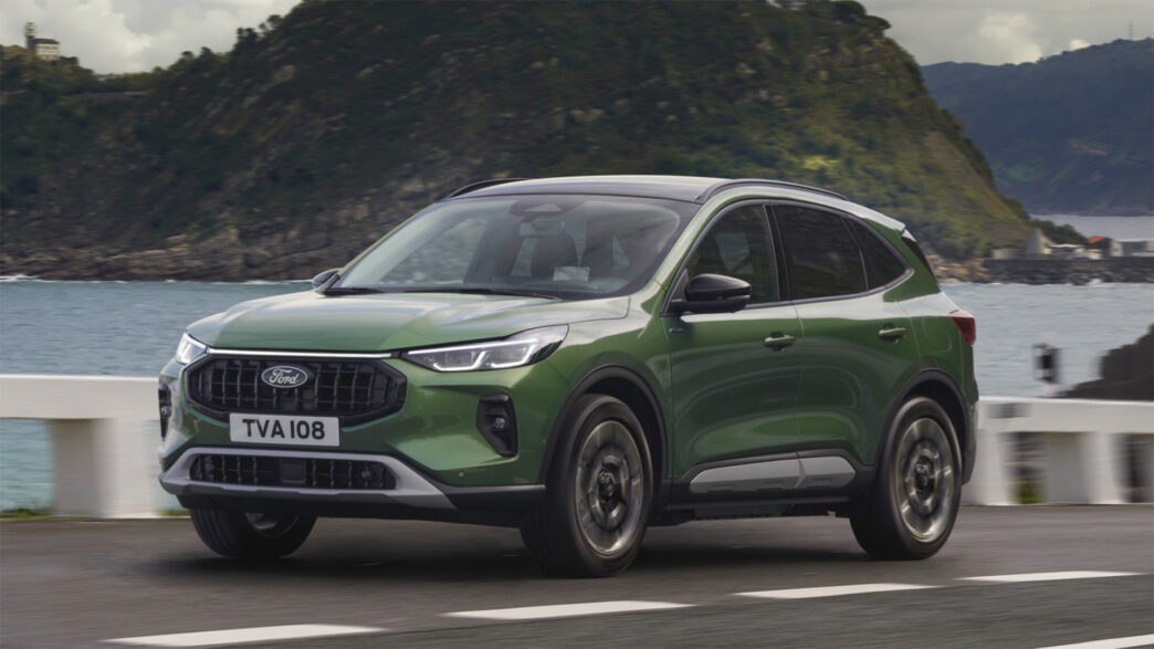 Ford Kuga verde circulando por una carretera