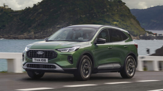 Ford Kuga verde circulando por una carretera
