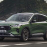 Ford Kuga verde circulando por una carretera