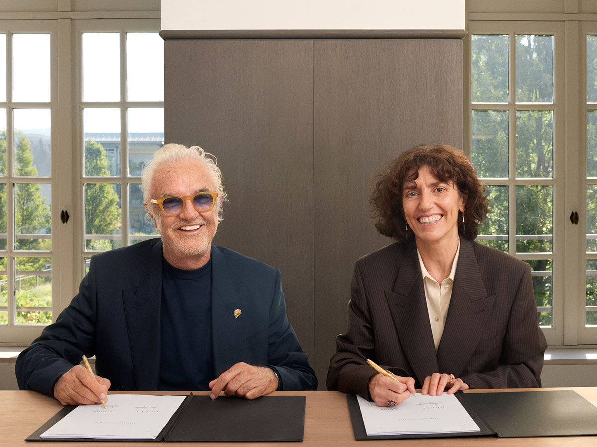 Flavio Briatore junto a Francesca Bellettini en la firma del acuerdo entre Alpine y Gucci.
