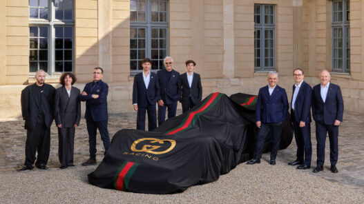 Los pilotos de Alpine posaron junto a los máximos responsables del equipo francés y de Gucci durante la presentación del acuerdo