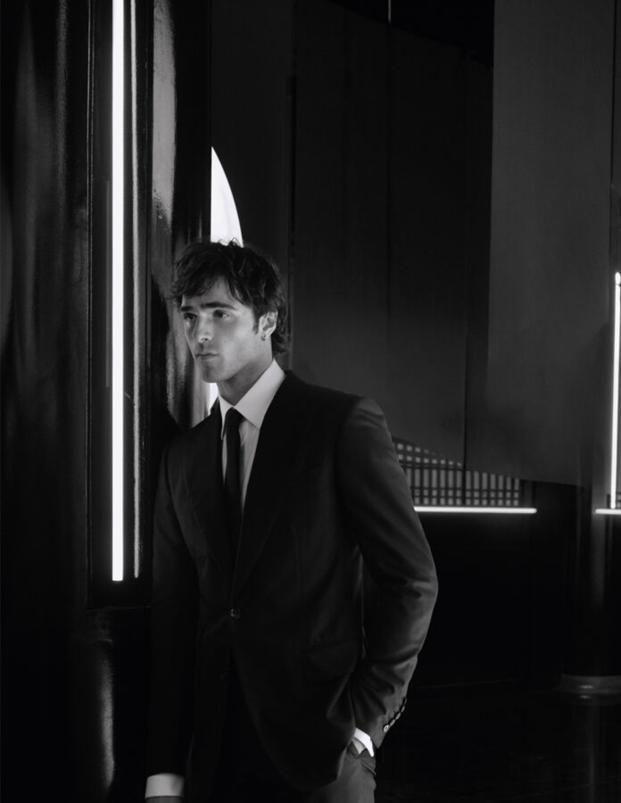 Jacob Elordi con traje en una de las primeras imágenes de Bleu de Chanel 2026