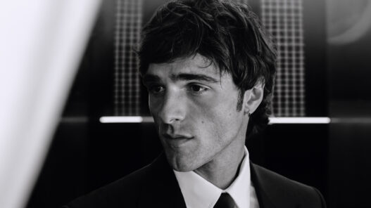 Jacob Elordi en primer plano en la nueva campaña Bleu de Chanel L'Exclusif