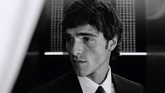 Jacob Elordi en primer plano en la nueva campaña Bleu de Chanel L'Exclusif