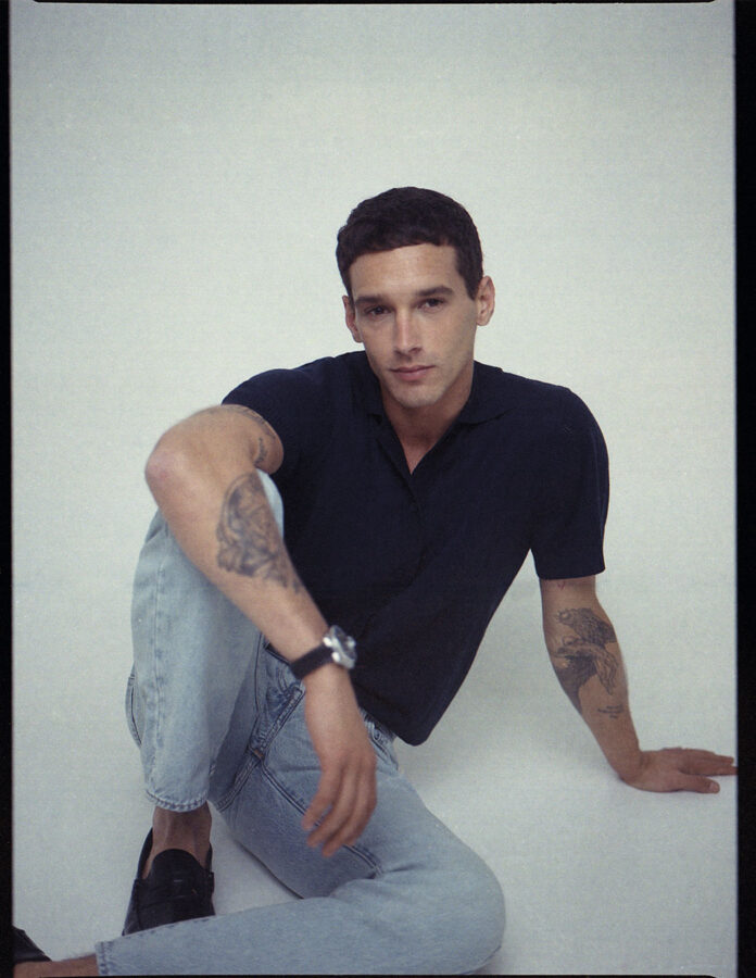 Actor Joel Sánchez posando en sesión de fotos para revista Rísbel