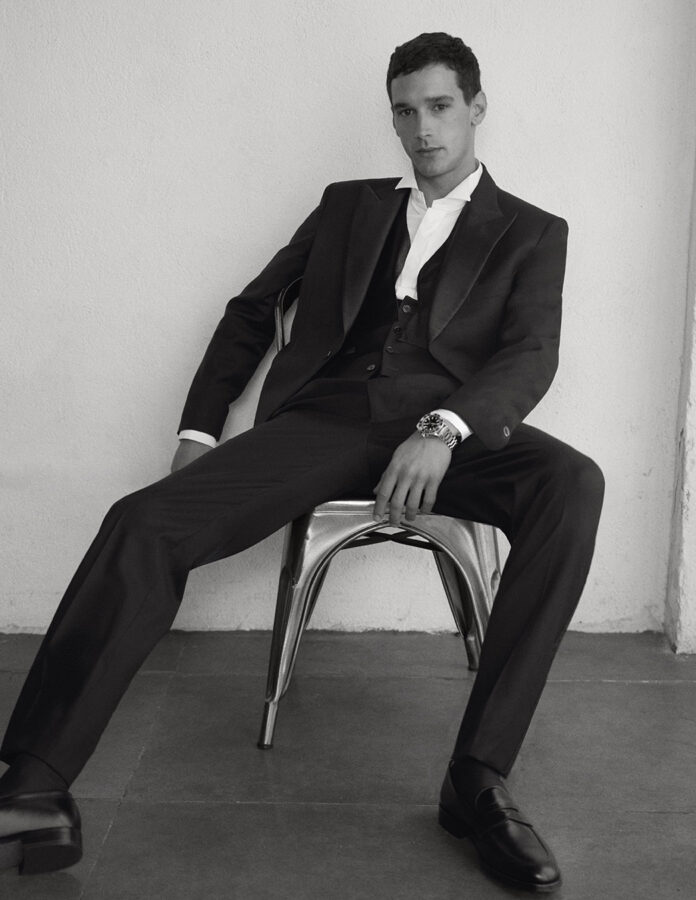 Actor Joel Sánchez posando en sesión de fotos para revista Rísbel