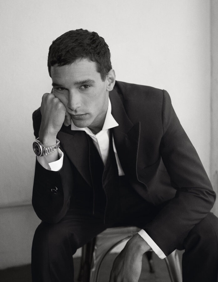 Actor Joel Sánchez posando en sesión de fotos para revista Rísbel