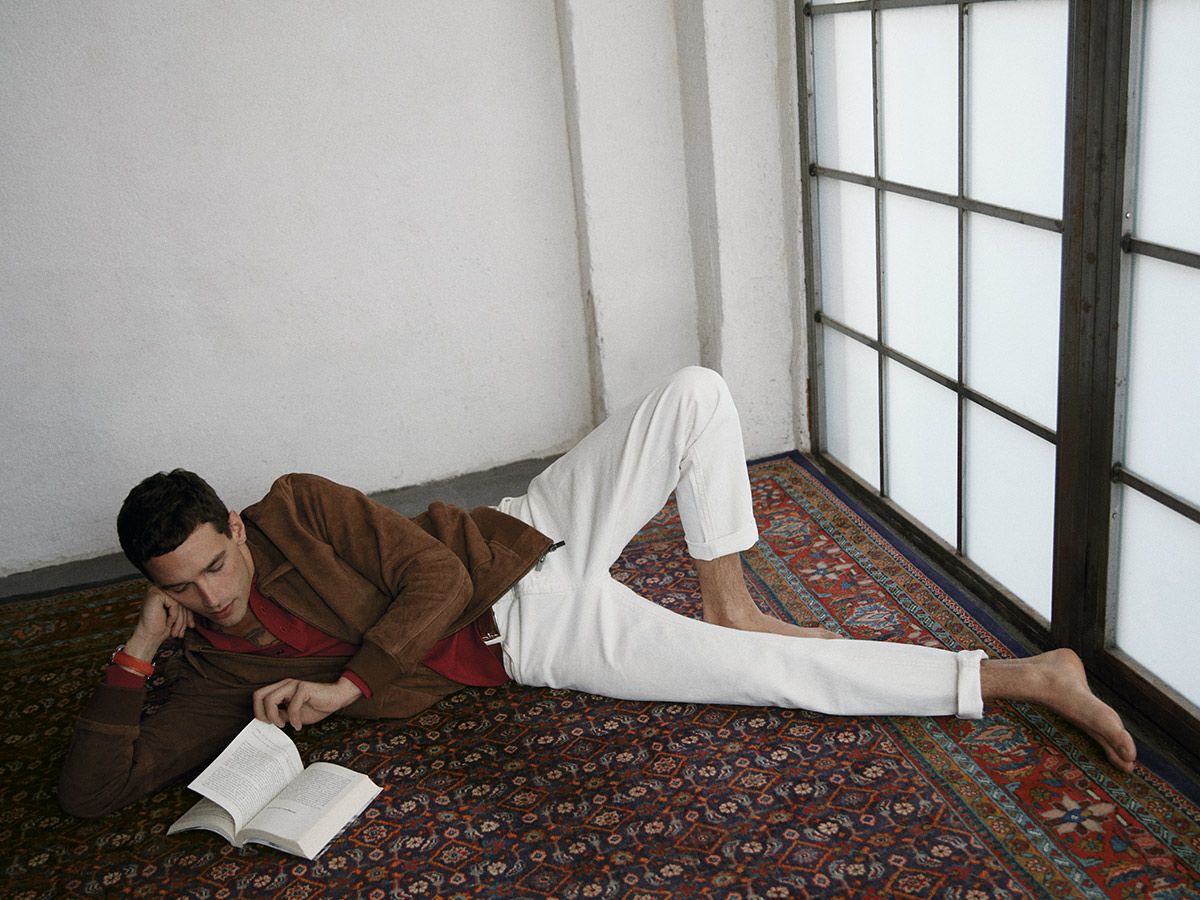 Actor Joel Sánchez posando en sesión de fotos para revista Rísbel