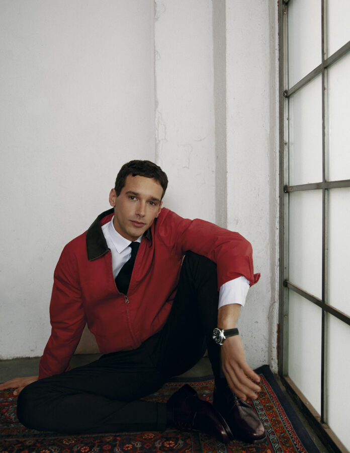 Actor Joel Sánchez posando en sesión de fotos para revista Rísbel