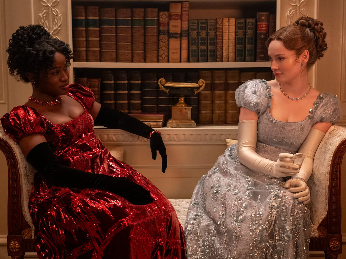 Escena de la quinta temporada de Los Bridgerton con dos protagonistas conversando durante un baile de la aristocracia londinense.