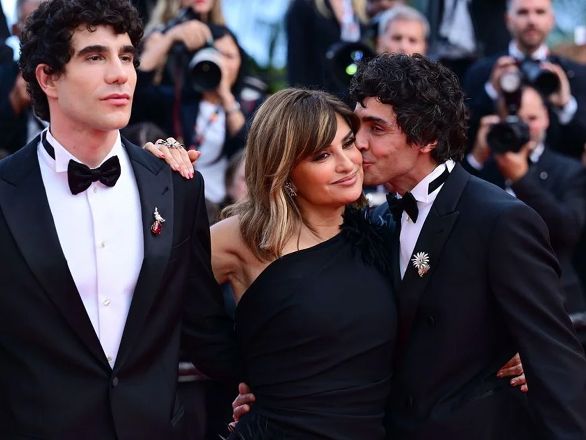 Los Javis junto a Penélope Cruz alfombra roja Cannes 2026