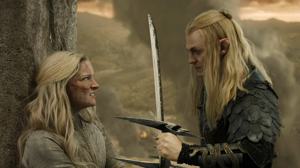 Sauron amenaza con una espada a Galadriel apoyada contra un muro de piedra en una escena de 'Los anillos del poder'.