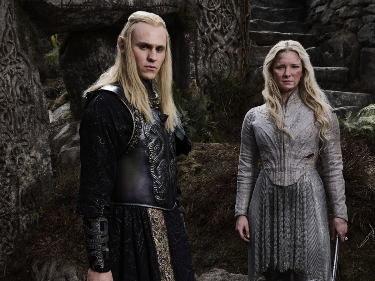Sauron y Galadriel posan juntos entre ruinas de piedra con grabados élficos en 'Los anillos del poder'.