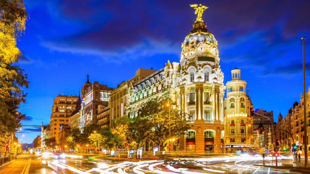 Cruce de la calle Alcalá con Gran Vía en Madrid de noche