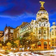 Madrid esconde 479 planes este verano que casi nadie conoce (y los mejores están fuera de la Gran Vía) Cruce de la calle Alcalá con Gran Vía en Madrid de noche