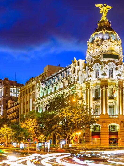 Cruce de la calle Alcalá con Gran Vía en Madrid de noche