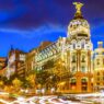 Cruce de la calle Alcalá con Gran Vía en Madrid de noche
