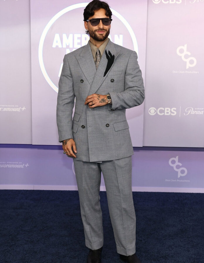 Maluma con traje cruzado gris de Boss Otoño/Invierno 2026 en la alfombra roja de los American Music Awards
