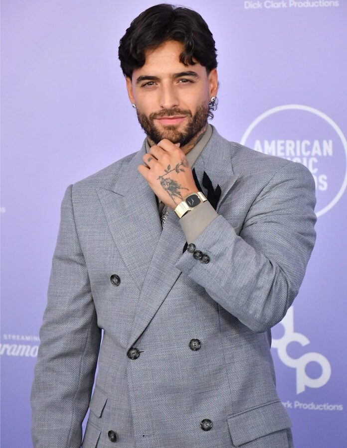 Detalle del traje cruzado gris de Boss y el reloj vintage de Maluma en los American Music Awards 2026