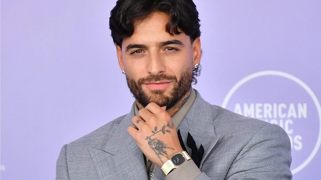 Maluma posando con su reloj Patek Philippe de oro amarillo en los American Music Awards 2026