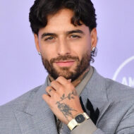 Todos los detalles sobre el reloj que Maluma lució en los American Music Awards 2026: una pieza vintage única que está fuera de catálogo Maluma posando con su reloj Patek Philippe de oro amarillo en los American Music Awards 2026