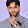 Maluma posando con su reloj Patek Philippe de oro amarillo en los American Music Awards 2026
